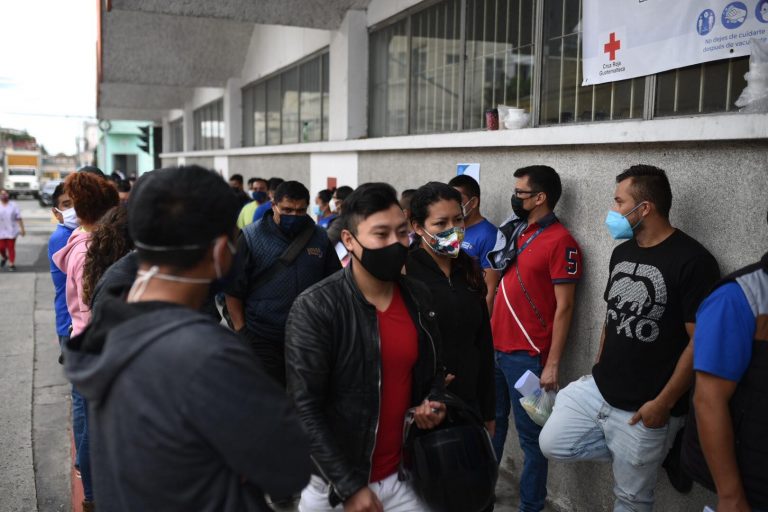 centro de vacunación contra Covid-19 en Cruz Roja Guatemalteca