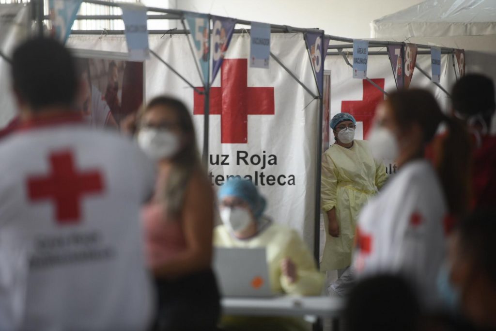 centro de vacunación contra Covid-19 en Cruz Roja Guatemalteca