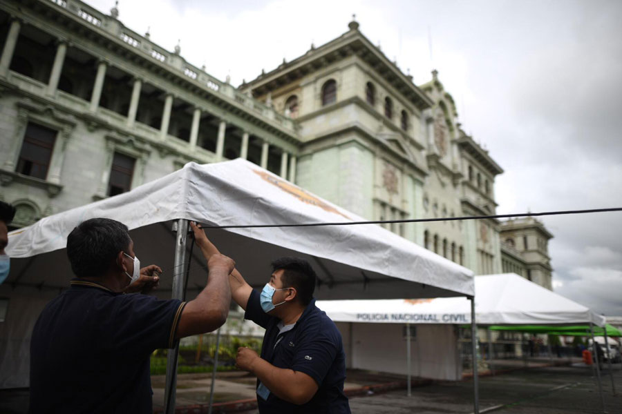 Puesto de vacunación frente al Palacio Nacional de la Cultura