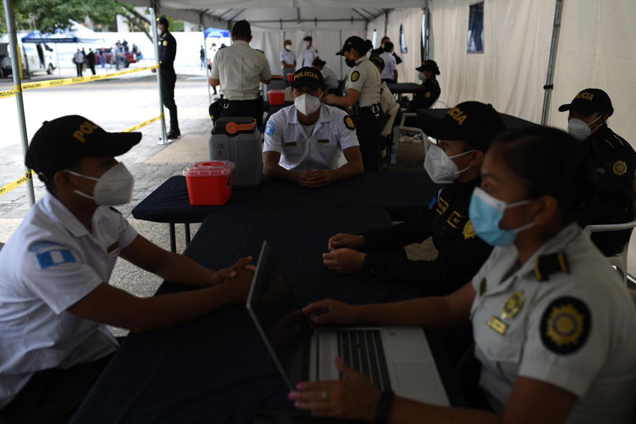 Inauguran puesto de vacunación en el Parque Central