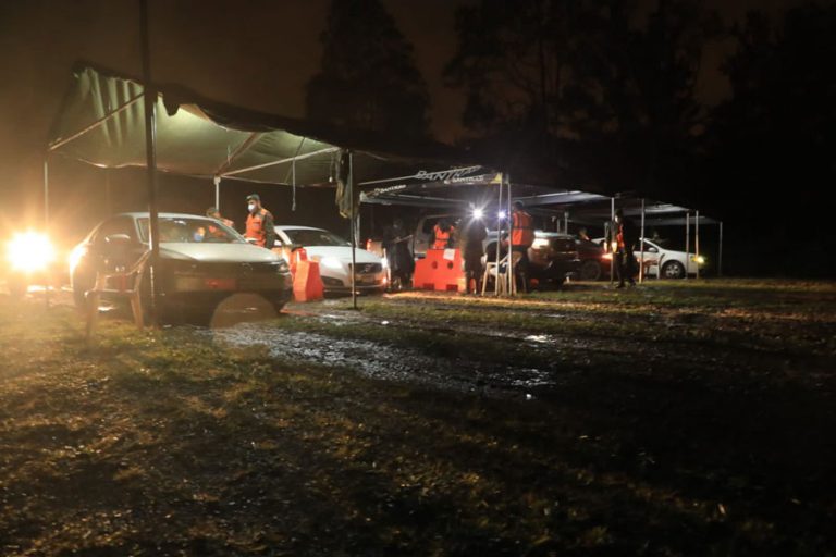 Puestos de vacunación que funcionan de noche