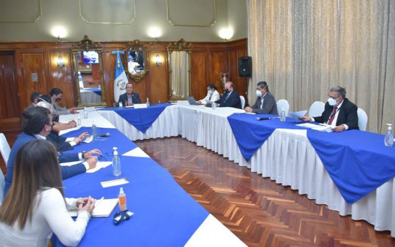 Alejandro Giammattei en reunión con profesionales de la medicina