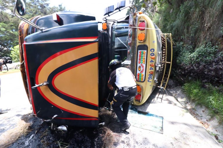 bus volcado en ruta Interamericana