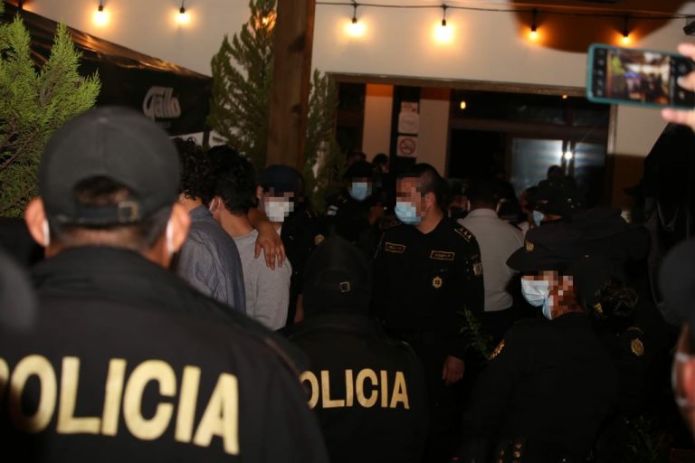 PNC sorprende a 50 personas infringiendo ley seca en zona 16