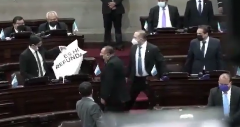 diputados rompen carteles de colegas durante sesión por bicentenario