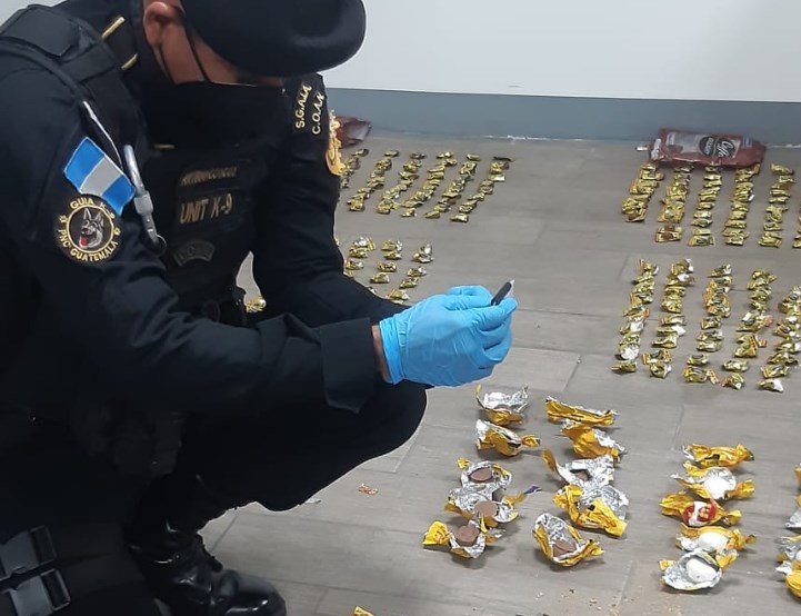 Localizan cocaína escondida en encomienda de dulces y chocolates