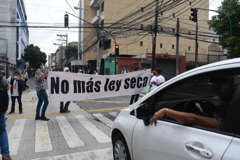 manifestación contra implementación de ley seca y toque de queda