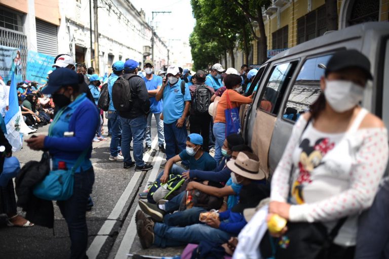 manifestación de sindicato de salud frente al Congreso