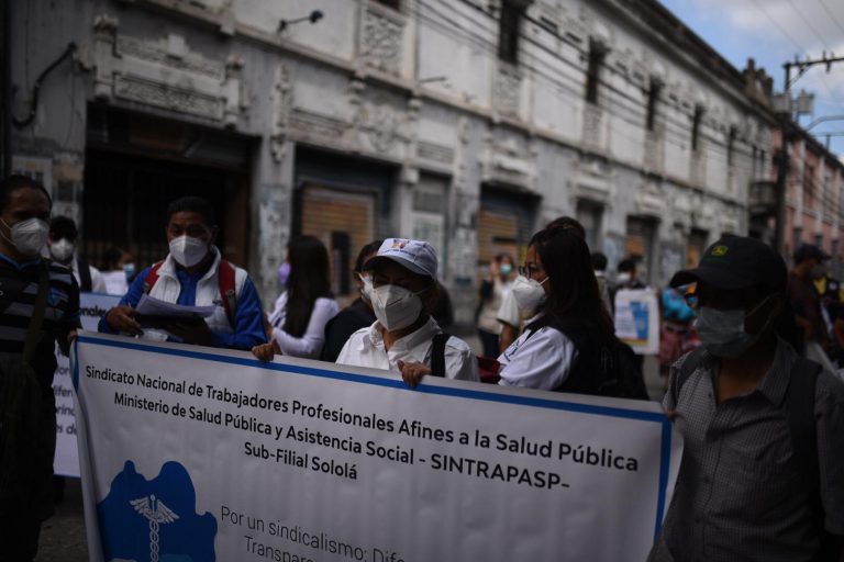 manifestación de sindicato de salud frente al Congreso