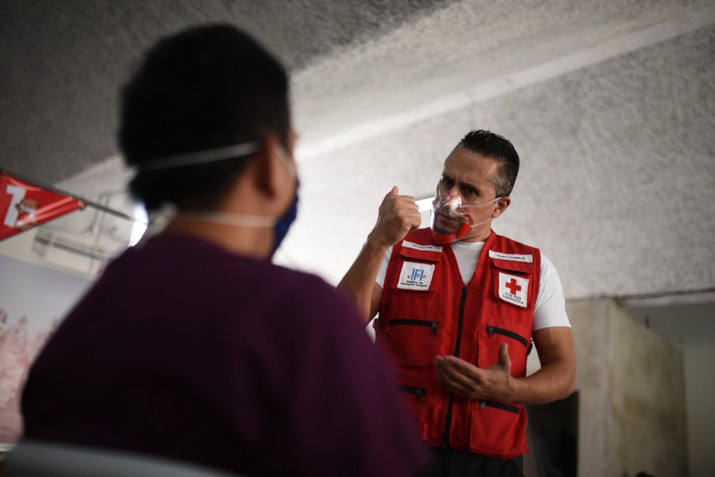 Voluntarios de la Cruz Roja Guatemalteca utilizan mascarillas inclusivas