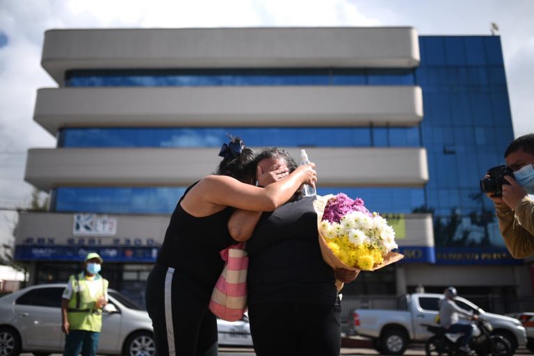 familiares de pacientes con Covid-19 fallecidos en el hospital temporal del Parque de la Industria