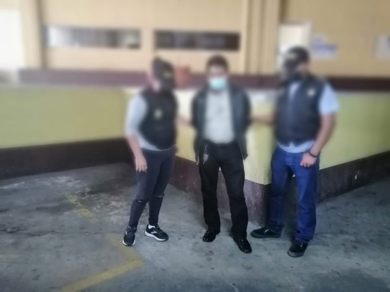 Agente PNC capturado por abuso sexual contra adolescente