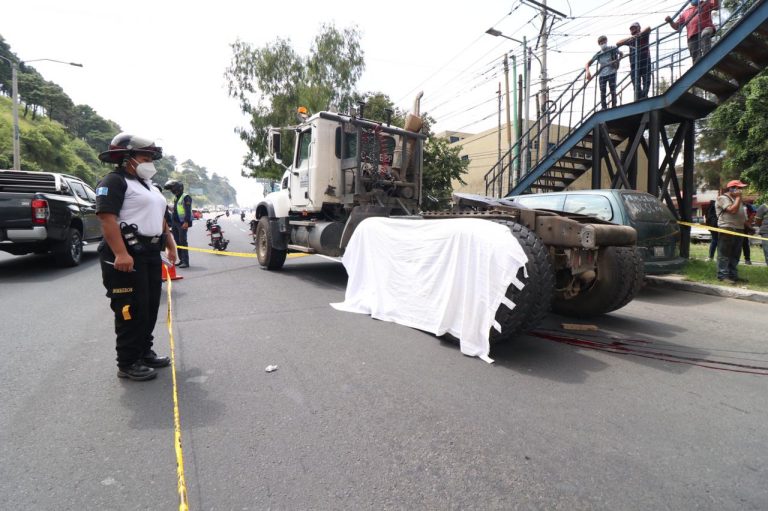 Ayudante de tráiler muere atropellado en ruta al Pacífico