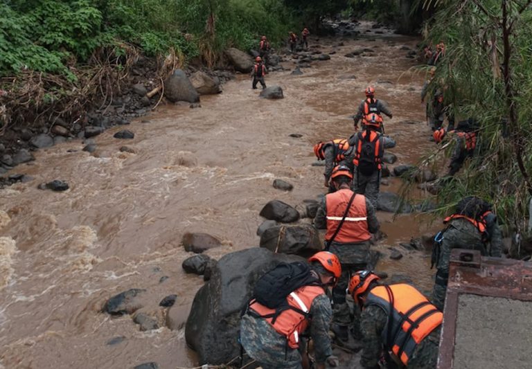 Buscan a tres personas arrastradas por el río Camellá