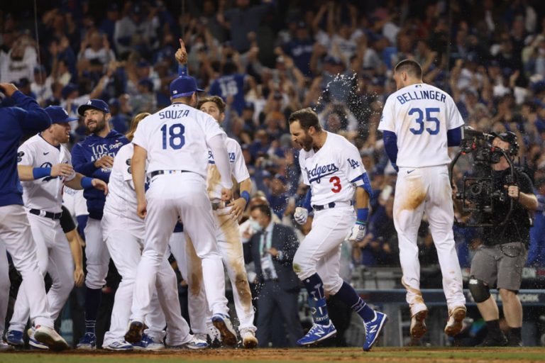 Chris Taylor celebra homerun con los Dodgers