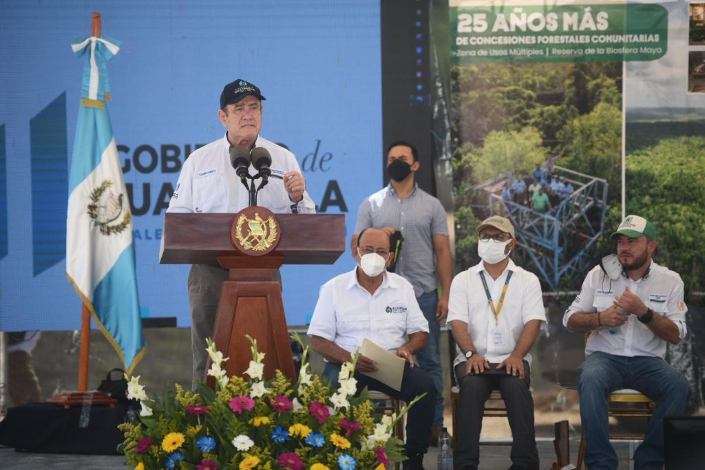 Presidente Alejandro Giammattei entrega contratos de prórroga de concesiones forestales