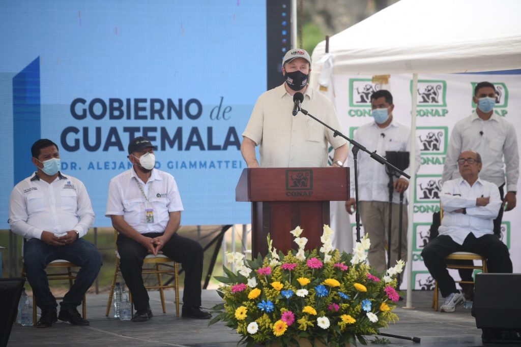 Presidente Alejandro Giammattei entrega contratos de prórroga de concesiones forestales