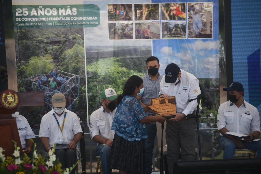 Presidente Alejandro Giammattei entrega contratos de prórroga de concesiones forestales