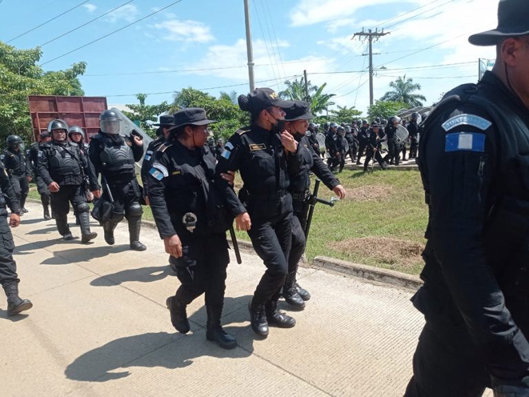 Agentes PNC en El Estor, Izabal, por estado de Sitio