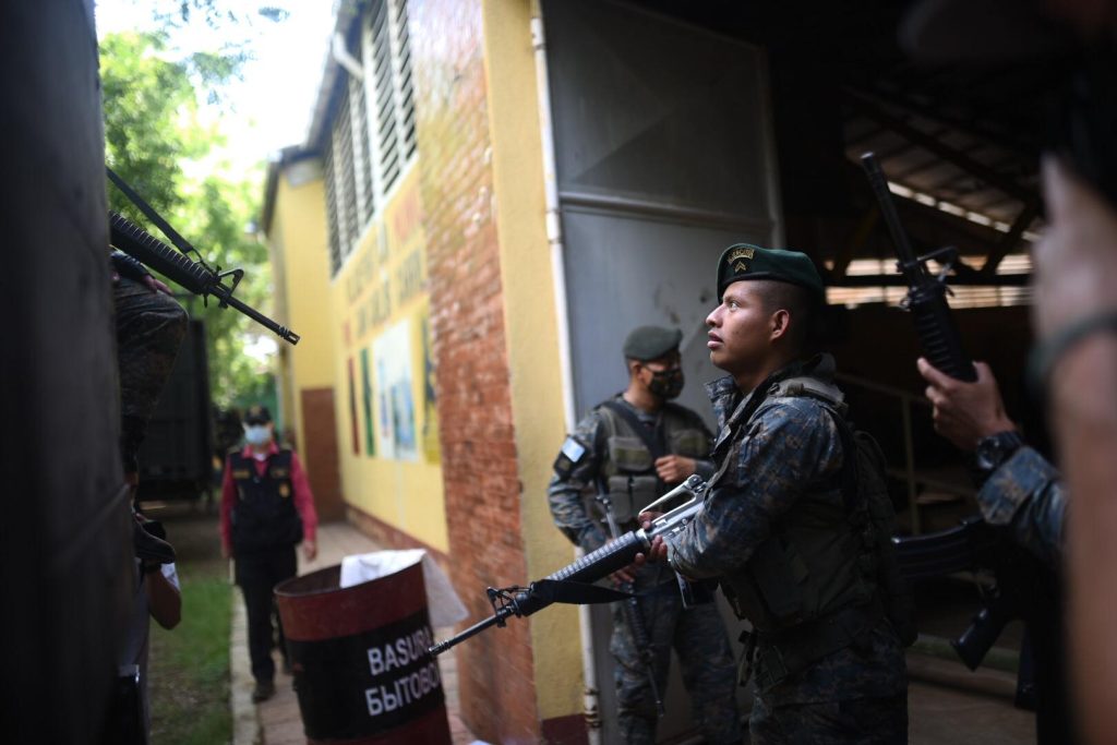 presencia de PNC y el Ejército por estado de Sitio en El Estor, Izabal