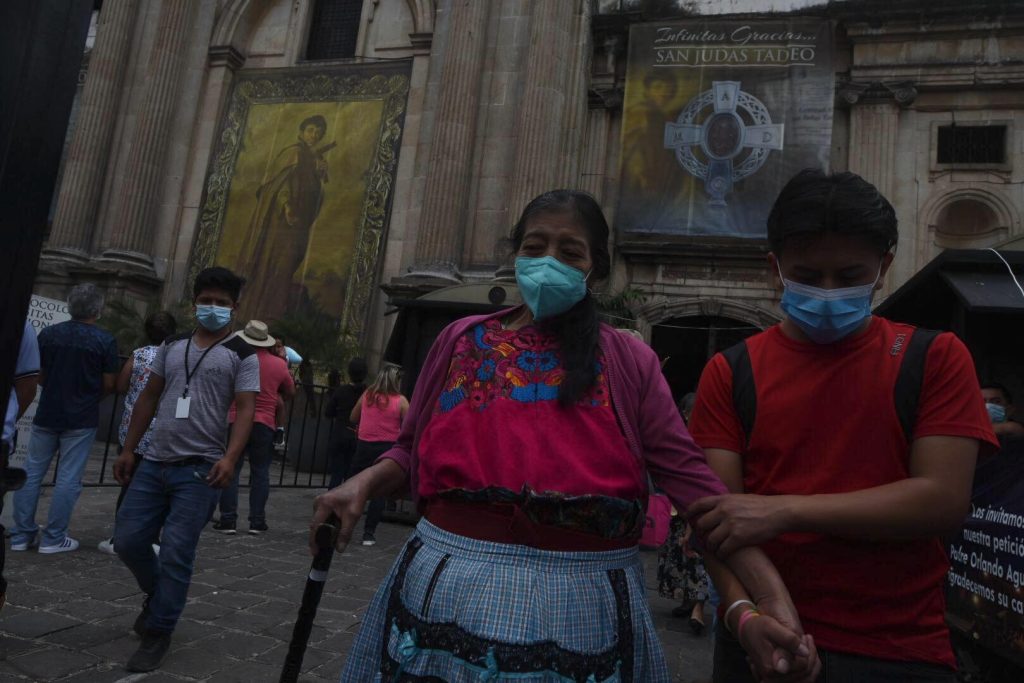 Fieles católicos acuden al templo La Merced para celebrar a San Judas Tadeo