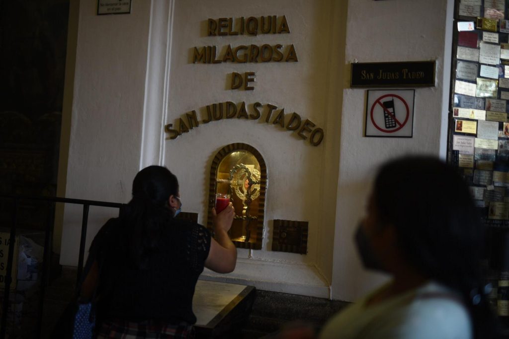 Fieles católicos acuden al templo La Merced para celebrar a San Judas Tadeo