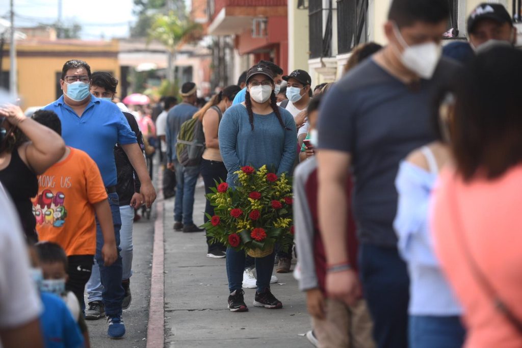 Fieles católicos acuden al templo La Merced para celebrar a San Judas Tadeo