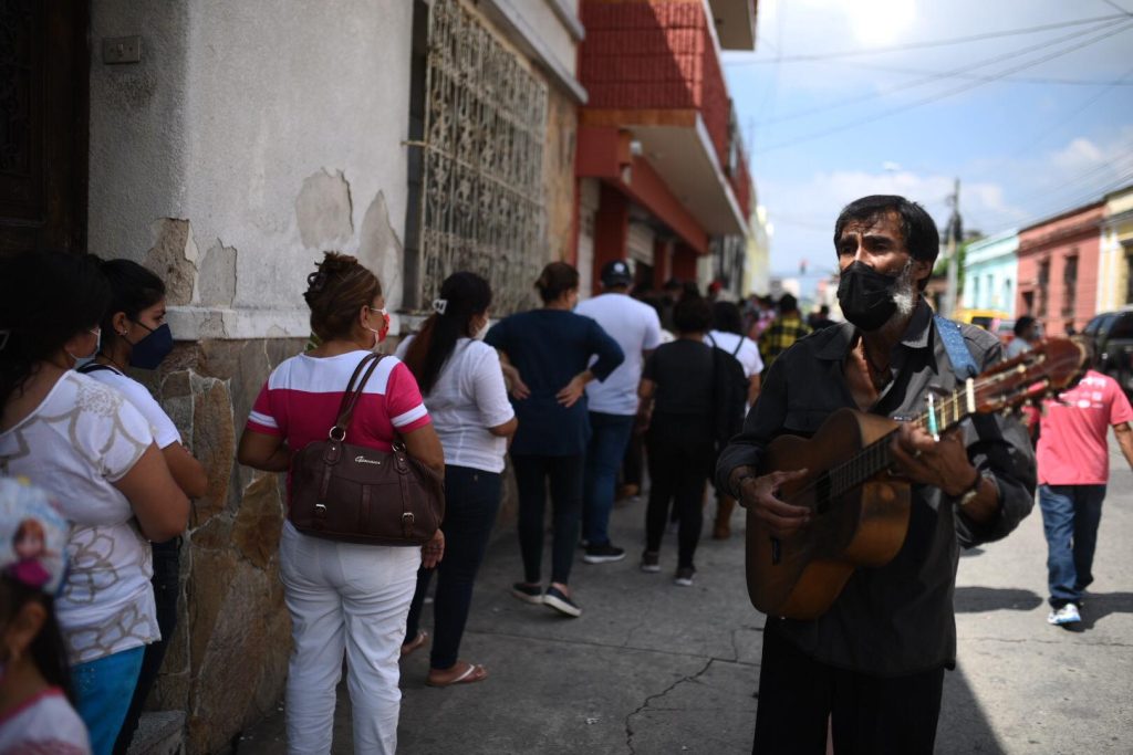 Fieles católicos acuden al templo La Merced para celebrar a San Judas Tadeo