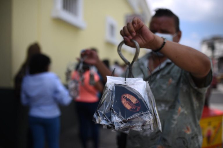 Fieles católicos acuden al templo La Merced para celebrar a San Judas Tadeo