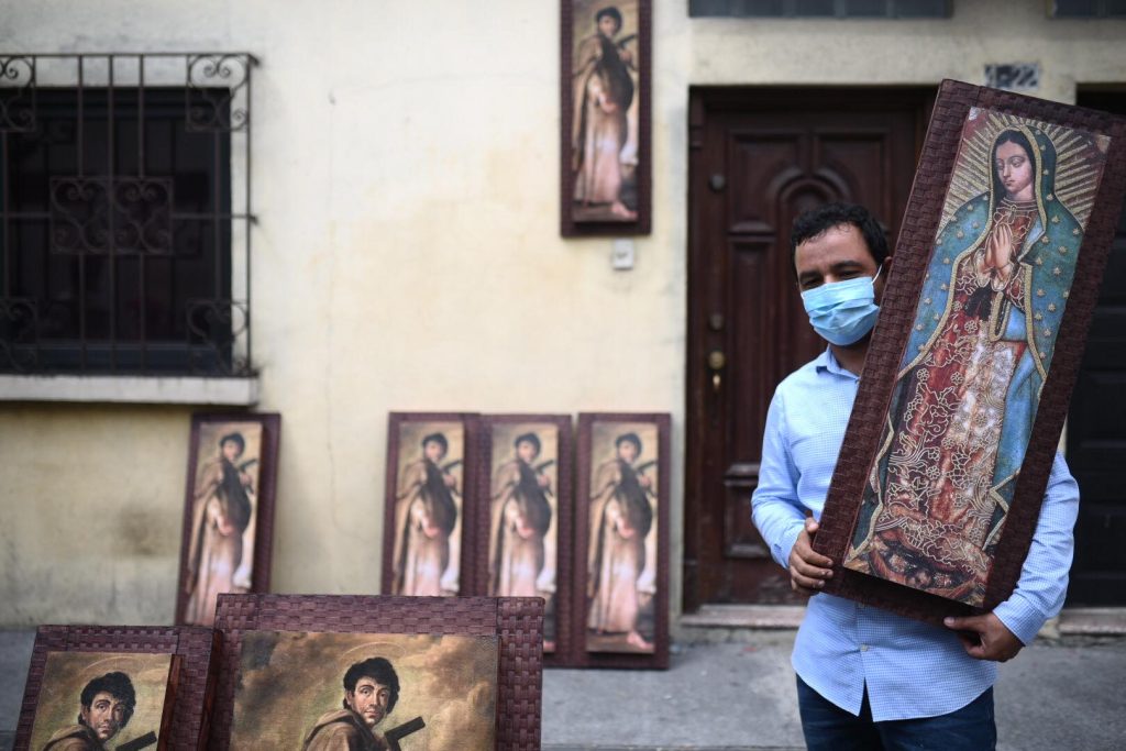 Fieles católicos acuden al templo La Merced para celebrar a San Judas Tadeo