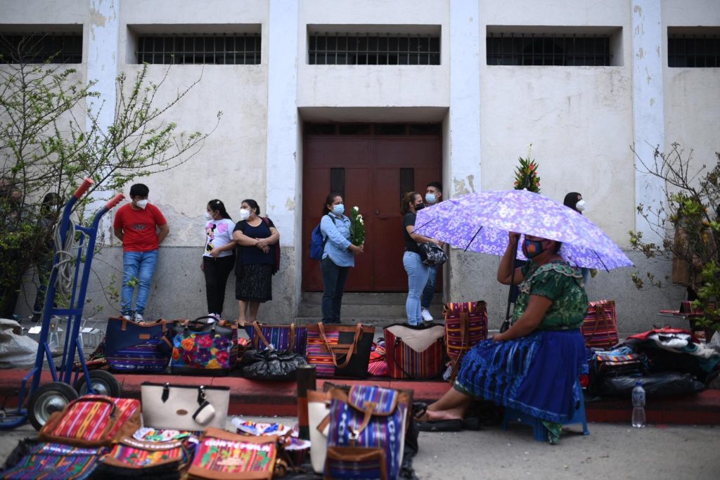 Fieles católicos acuden al templo La Merced para celebrar a San Judas Tadeo