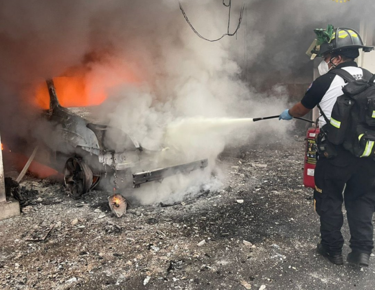 Bomberos trabajan para controlar incendio en el parqueo del Congreso