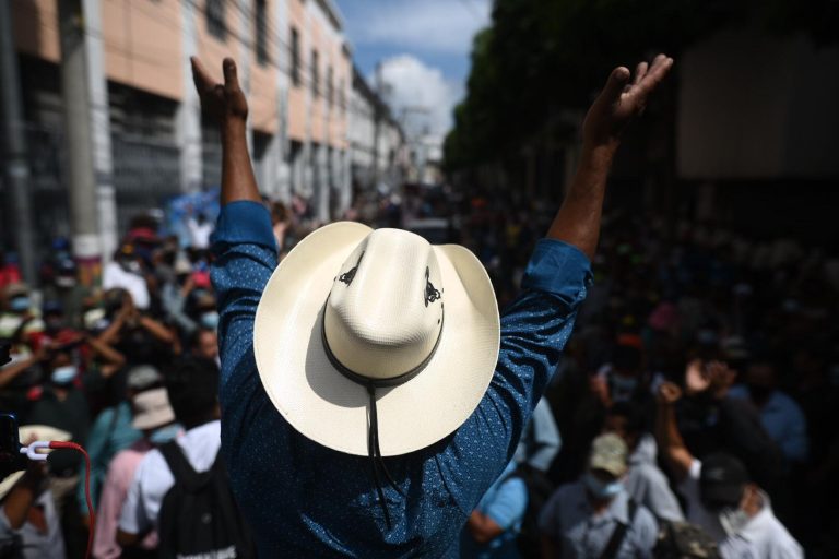 veteranos militares manifiestan frente al Congreso para exigir resarcimiento