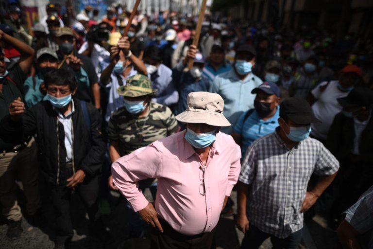 veteranos militares manifiestan frente al Congreso para exigir resarcimiento