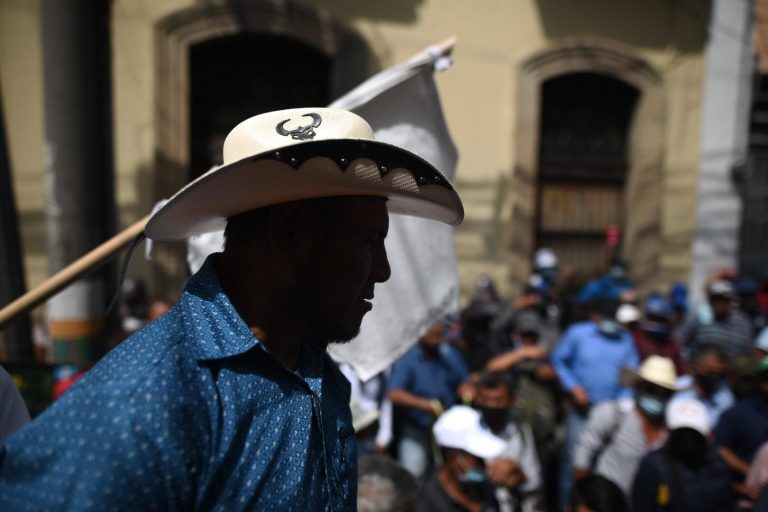 veteranos militares manifiestan frente al Congreso para exigir resarcimiento