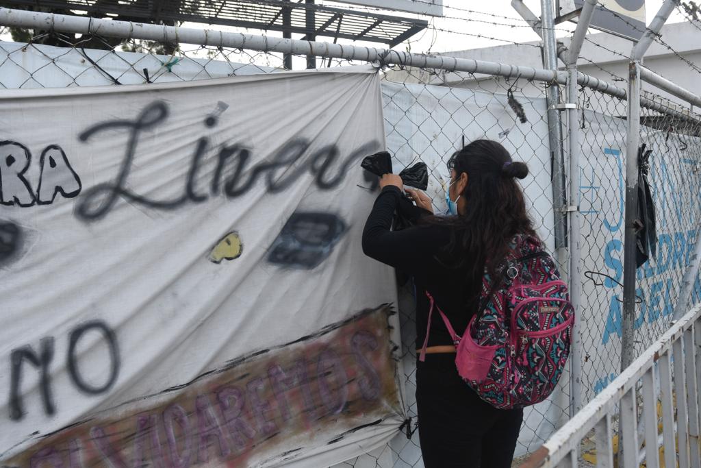 manifestantes colocan moñas negras en el hospital temporal del Parque de la Industria