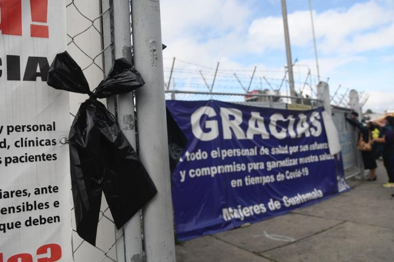 manifestantes colocan moñas negras en el hospital temporal del Parque de la Industria