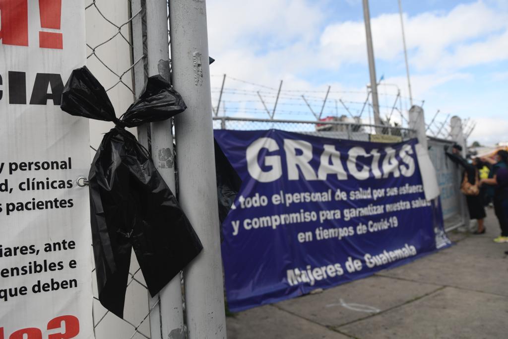 manifestantes colocan moñas negras en el hospital temporal del Parque de la Industria