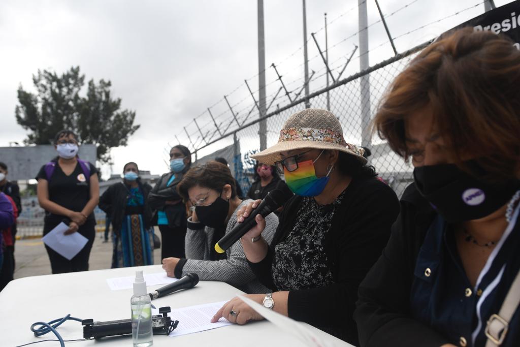 manifestantes colocan moñas negras en el hospital temporal del Parque de la Industria