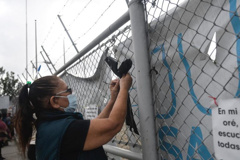 manifestantes colocan moñas negras en el hospital temporal del Parque de la Industria