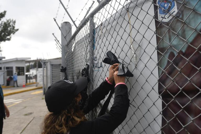 manifestantes colocan moñas negras en el hospital temporal del Parque de la Industria