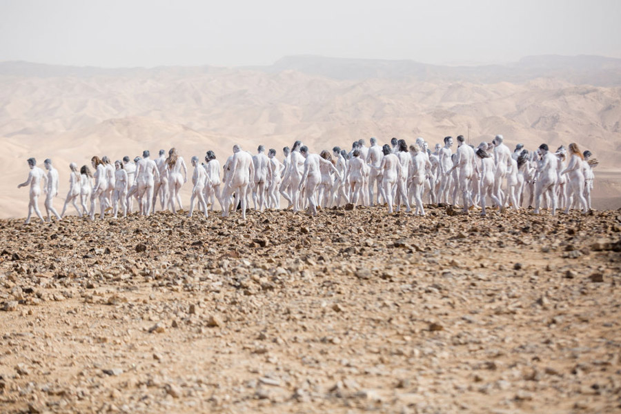 Personas posan desnudas para el fotógrafo Spencer Tunick