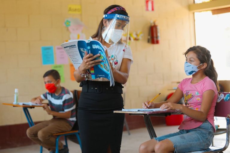 vacunación contra Covid-19 a menores para retomar clases presenciales