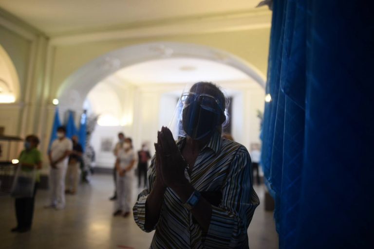 Feligreses conmemoran a la Virgen del Rosario en la iglesia Santo Domingo