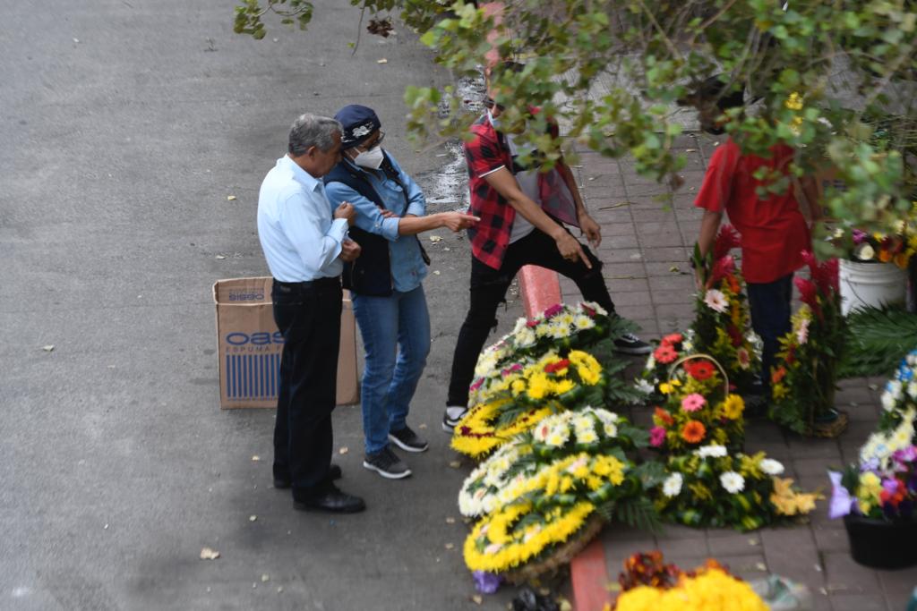 visitas a los cementerios en el Día de los Santos