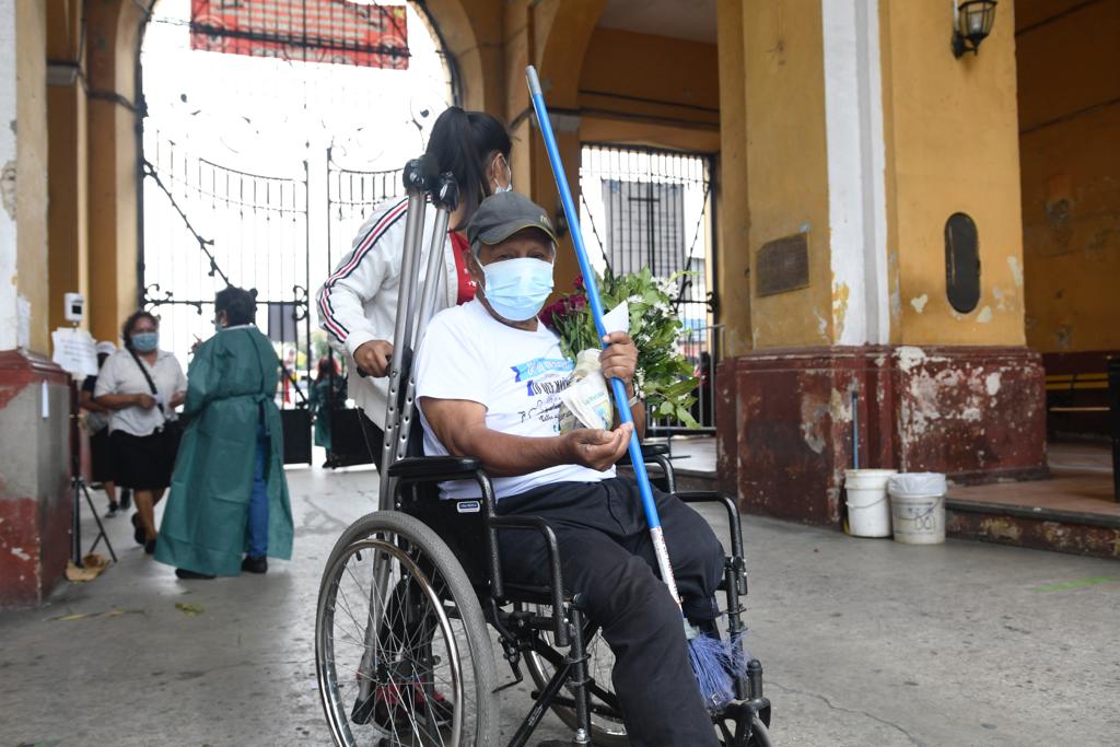 visitas a los cementerios en el Día de los Santos