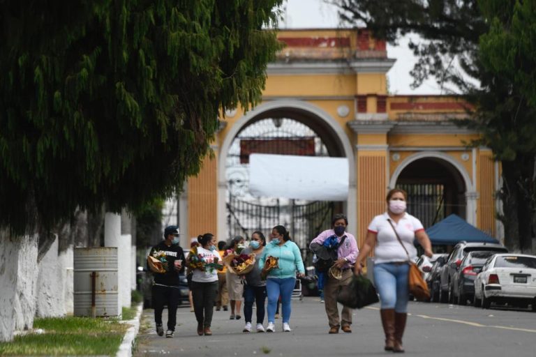 visitas a los cementerios en el Día de los Santos