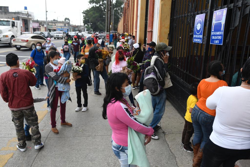 visitas a los cementerios en el Día de los Santos