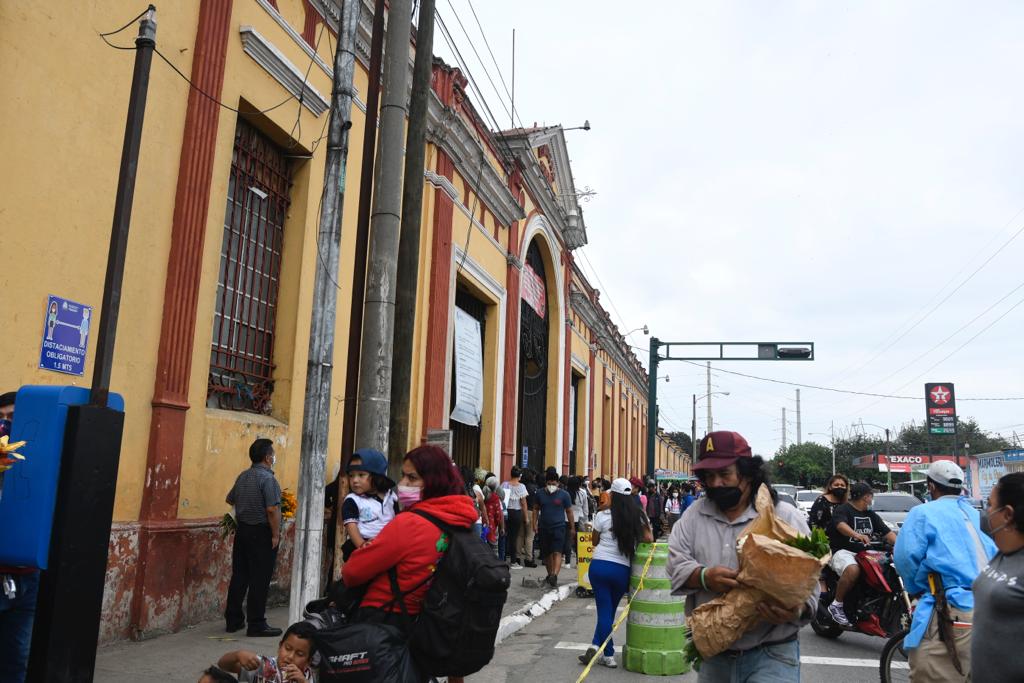 visitas a los cementerios en el Día de los Santos