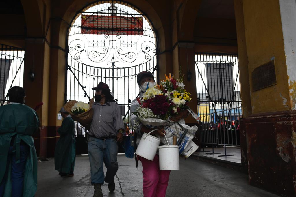 visitas a los cementerios en el Día de los Santos